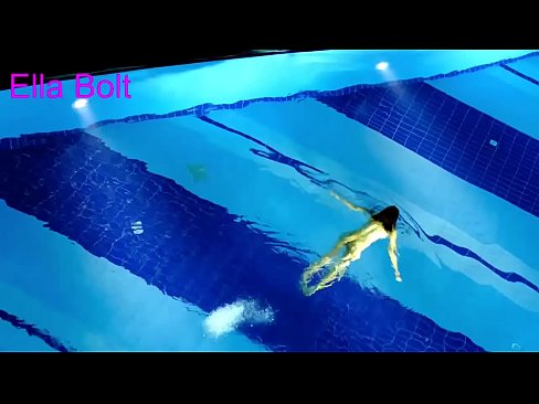 ❤️ Ik kin net ophâlde te sjen, jonge blonde fongen neaken swimmen yn ELLA BOLT resort pool ❤️❌ Harde porno by wy ☑